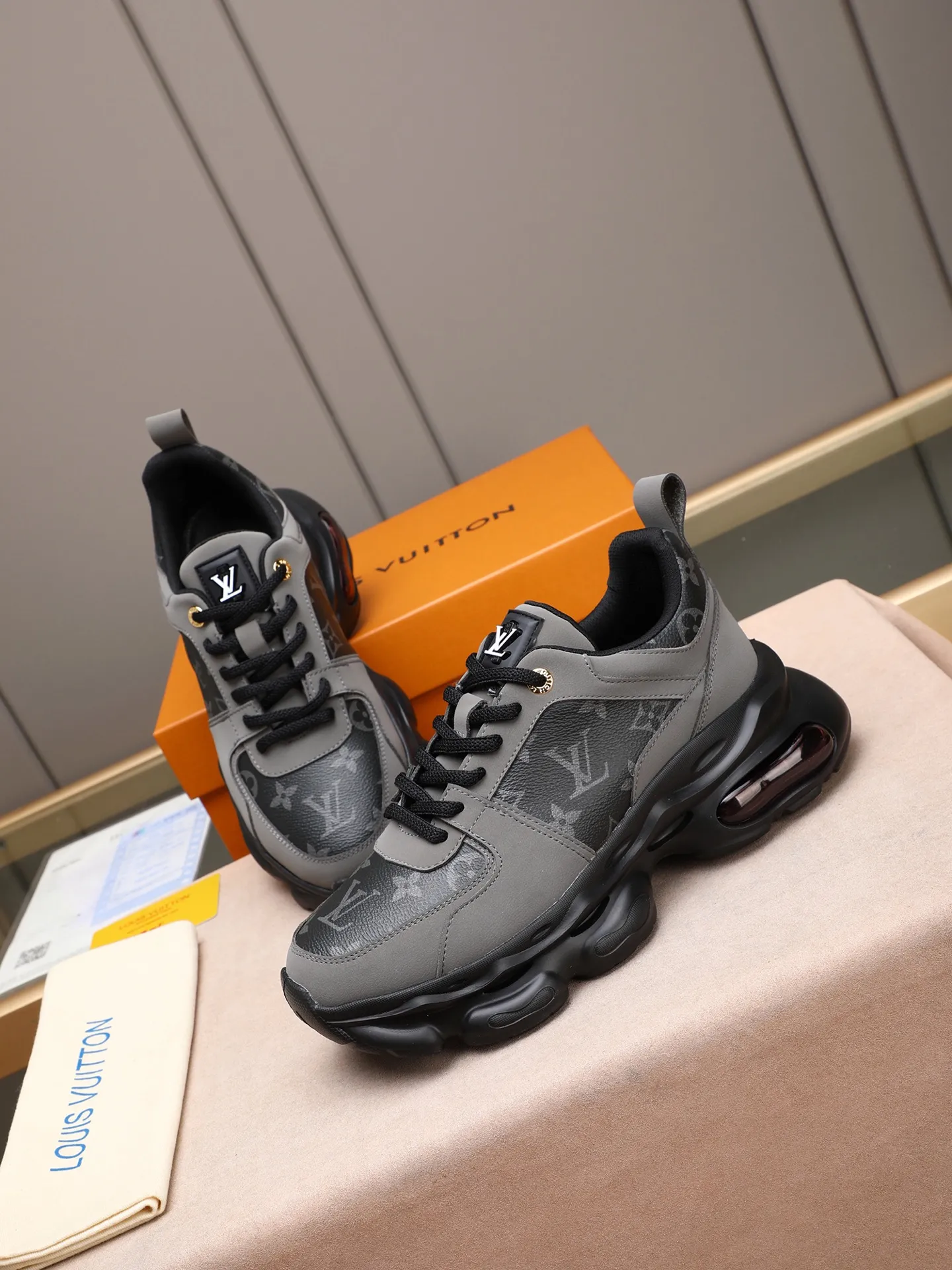 Men's shoes 💰460 [LV] Made of imported L special materials spliced ​​with cowhide and comfortable mesh lining. Private molded foam air cushion outsole, super light and comfortable on the feet! Perfect last shape, generous and fashionable design, 5 colors available! Code number: 38–44 (45 customized